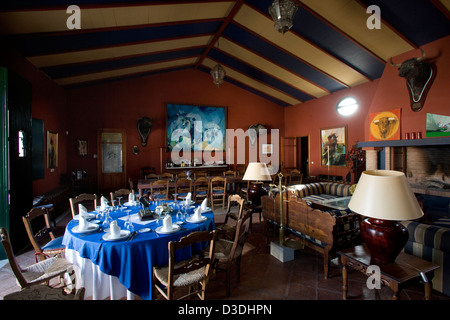 Serinyà, Séville, ESPAGNE, LE 25 FÉVRIER 2008 : une salle de réception avec des tableaux fixés au Partido de Resina ganaderia, l'un des ranchs les plus célèbres de l'Espagne dont la réputation est d'être repris par le nouveau propriétaire après plusieurs années de déclin. Banque D'Images