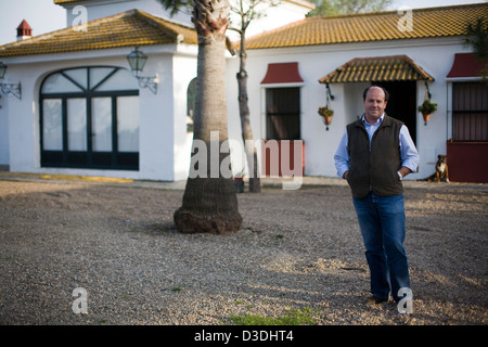 Serinyà, Séville, ESPAGNE, LE 25 FÉVRIER 2008 : Jose Luis ALgorra, gestionnaire de Partido de Resina, se dresse en face de sa maison, dans le parc du ranch. Le ranch s'appelait Pablo-Romero après la famille qui en était propriétaire et était célèbre pour sa très forte et agressif avec un taureaux gris distinctif appelé 'couleur' Cardeno. Après plusieurs années de déclin, les nouveaux propriétaires, un groupe d'hommes d'affaires, s'emploient à faire revivre l'ancienne lignée de l' 'Cardeno taureaux. Banque D'Images