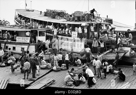 Cambodge : Les passagers débarquent et débarquer du ferry après avoir traversé le Mékong à Phnom Penh. Banque D'Images