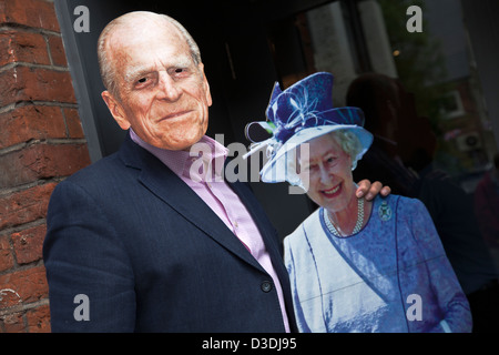 Découper de la Reine Elisabeth II et le Prince Philip, un homme portant le masque dans un restaurant de Chiswick, Londres, UK Banque D'Images