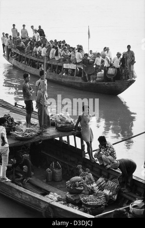 Cambodge : les bateaux arrivant le long de la rivière du Mékong à Phnom Penh avec des produits pour l'essor des marchés. Banque D'Images