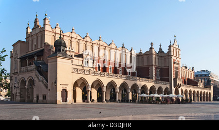 La Renaissance Sukiennice (Halle aux draps, les tabliers' Hall) sur la place du marché principale de Cracovie, Pologne Banque D'Images