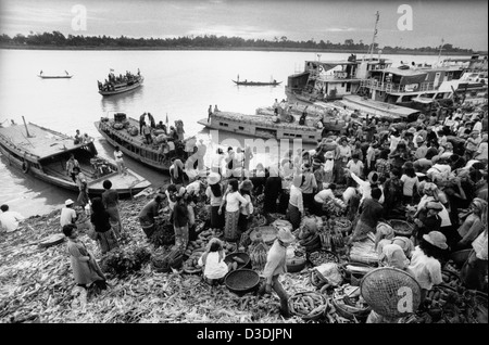 Cambodge : les agriculteurs et commerçants utilisent le Mékong pour amener leurs produits à ce marché bondé à Phnom Penh. Banque D'Images