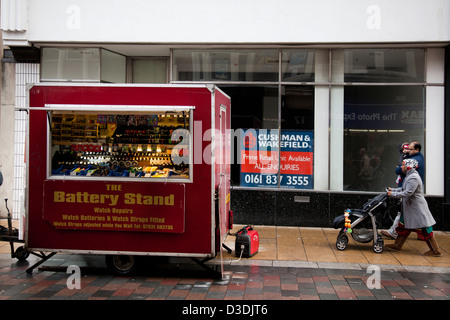 Le stand de batterie un kiosque mobile. Premier Commerce et réparation de montre remorque dans le centre-ville de Darlington, Yorkshire, UK Banque D'Images