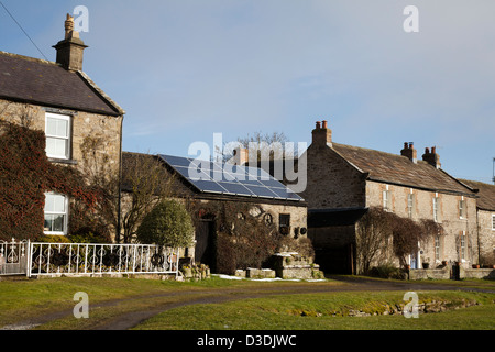 Les maisons isolées avec des panneaux solaires, dans le village de Bellerby, près de Randazzo et Catterick, North Yorkshire, UK Banque D'Images