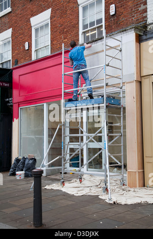 Zarges Échafaudage mobile utilisé par workman pour décorer et rénover shop/à Darlington High Street, Yorkshire, UK Banque D'Images