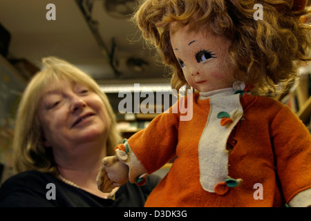 Christie's Toy ministère membre du personnel Olivia Bristol nous tend un Mabel Lucie Attwell Chad Valley Bambina poupée. Il plus tard a vendu pour £454. Banque D'Images