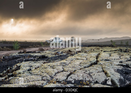 Tôt le matin brumeux sur les couverts de lichen ou ropy pahoehoe lava près de Masdache, Lanzarote, îles Canaries, Espagne Banque D'Images