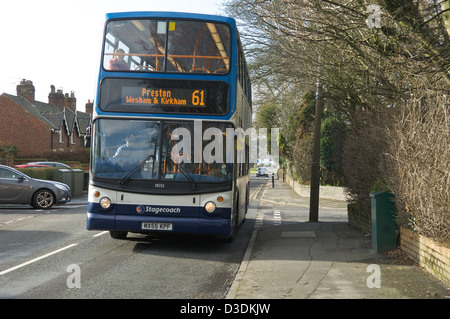 Le bus numéro 61 à Wrea Green sur la façon de Preston de Blackpool Banque D'Images