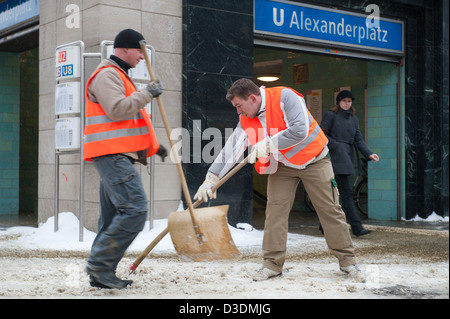 Berlin, Allemagne, membres de la BSR enlever la neige et la glace Banque D'Images