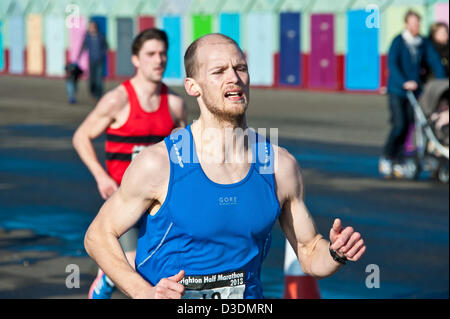 Brighton, UK, dimanche 17 février 2013. Front Runners sur l'avant-dernier mile Brighton Demi-marathon. Alamy Live News Banque D'Images