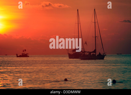 Philippine traditionnelle des bateaux sur le coucher du soleil. Boracay Island Banque D'Images