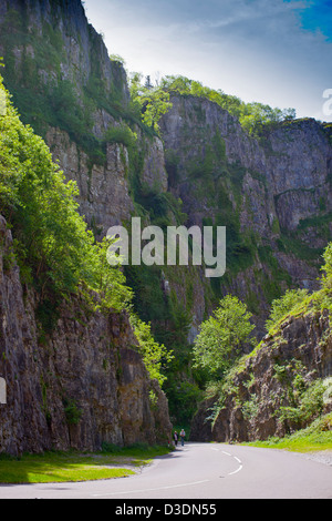 Deux marcheurs près de Horseshoe Bend dans les gorges de Cheddar, Somerset, England, UK Banque D'Images