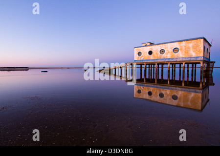 Belle vue de l'épargnant de vie maison située dans le village de Fuseta, Portugal. Banque D'Images