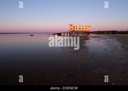 Belle vue de l'épargnant de vie maison située dans le village de Fuseta, Portugal. Banque D'Images