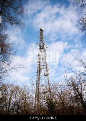 Tour de communications avec le nombre d'antennes et de la vaisselle contre un ciel bleu Banque D'Images