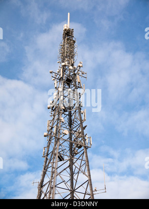 Tour de communications avec le nombre d'antennes et de la vaisselle contre un ciel bleu Banque D'Images