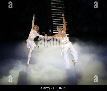 Deux acrobates de l'air s'acquitter de l'exercice sur un cirque Banque D'Images