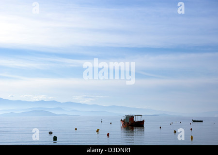 Bateau de pêche sur le Golfe Pagasitique Banque D'Images