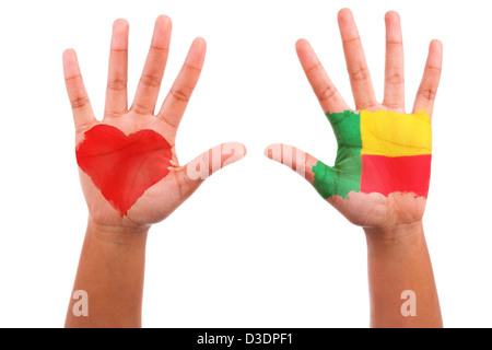 Les mains des Africains avec un coeur peint et beninian drapeau, j'aime le Bénin Concept, isolé sur fond blanc Banque D'Images