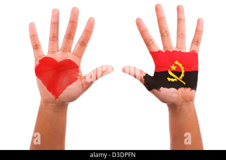 Les mains des Africains avec un coeur peint et drapeau angolais, j'aime le concept de l'Angola, isolé sur fond blanc Banque D'Images