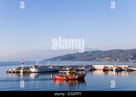 Bateau de pêche au port de retour Banque D'Images