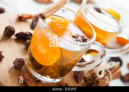 Deux tasses avec artichauts et orange, gros plan Banque D'Images
