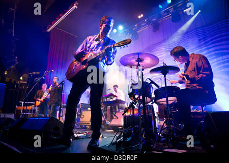 US alt-country rock band Calexico en concert au Ritz, Manchester, Royaume-Uni, 16 février 2013. Joey Burns (guitare) et John Convertino (batterie). Banque D'Images