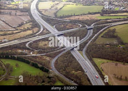 Vue aérienne de la sortie 10 de l'autoroute M4 à Wokingham, la A329(M) à deux voies intersection Banque D'Images