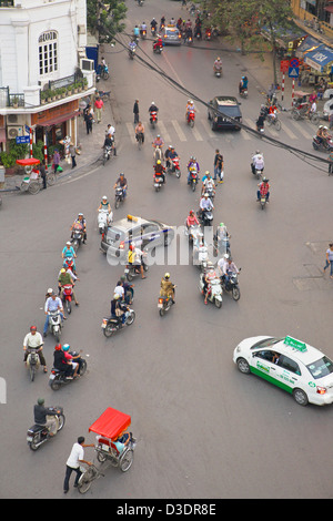 Vietnam, Hanoi, la vieille ville, de la circulation Banque D'Images