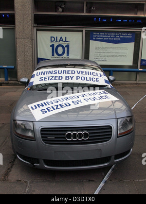 Véhicule non assuré saisis par la police sur l'affichage à l'extérieur de Scotlant Yard, London, UK Banque D'Images