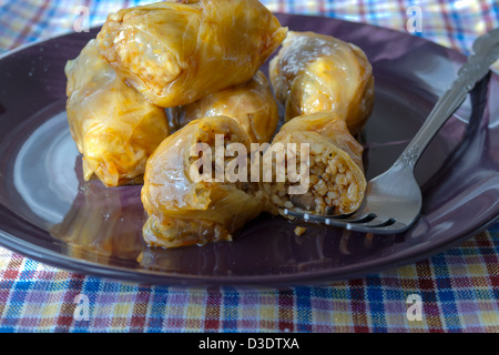 Choux farcis avec du gruau sur plaque de verre noir. Banque D'Images