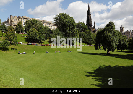 Vue vers le nord sur East Princes Street Gardens en direction du monument Scott et de Princes Street dans le centre-ville d'Édimbourg, en Écosse, au Royaume-Uni Banque D'Images