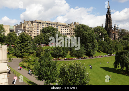 Vue vers le nord sur East Princes Street Gardens en direction du monument Scott et de Princes Street dans le centre-ville d'Édimbourg, en Écosse, au Royaume-Uni Banque D'Images