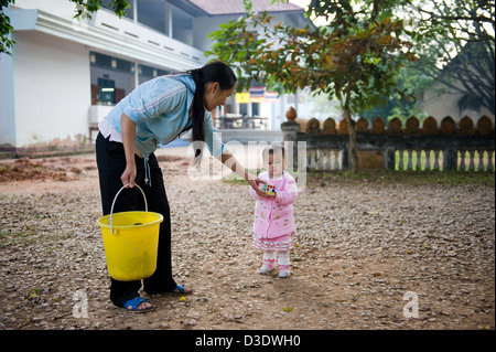 Fang, en Thaïlande, une jeune femme avec sa fille Banque D'Images