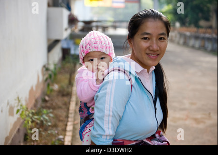 Fang, en Thaïlande, une jeune femme avec sa fille Banque D'Images