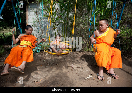 Chiang Rai, Thaïlande, minorité ethnique Palaung novices avec un garçon Banque D'Images