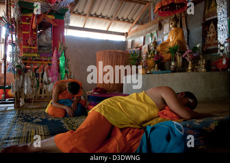 Chiang Rai, Thaïlande, Buddist novices dormir dans le temple du village Banque D'Images