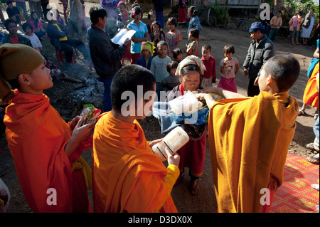 Chiang Rai, Thaïlande, les novices à distribuer de la nourriture pour les villageois de l'Palaung Banque D'Images