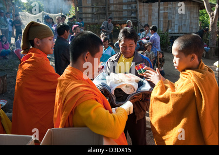 Chiang Rai, Thaïlande, les novices à distribuer de la nourriture pour les villageois de l'Palaung Banque D'Images