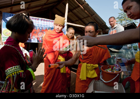 Chiang Rai, Thaïlande, les novices à distribuer de la nourriture pour les villageois de l'Palaung Banque D'Images