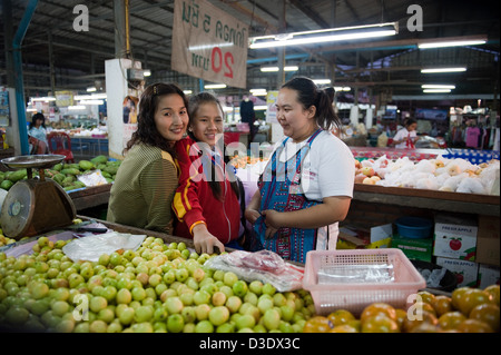 Fang, la Thaïlande, les vendeurs à un stand de fruits Banque D'Images