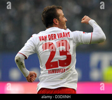 Fußball Bundesliga 22. Spieltag : Hambourg SV - Borussia Mönchengladbach am 29.01.2013 in der Imtech Arena de Hambourg. Hambourg, Rafael van der Vaart jubelt nach dem 1:0. Foto : Daniel Bockwoldt/dpa (Achtung Hinweis zur Bildnutzung ! Die DFL erlaubt die von Weiterverwertung 15 maximale - Photos (1 Sequenzbilder videoähnlichen Fotostrecken und keine) während des Spiels (einschließlich Halbzeit) aus dem Stadion und/oder vom Spiel Im Internet und dans Online-Medien. Uneingeschränkt gestattet ist die Weiterleitung digitalisierter Aufnahmen bereits während des Spiels ausschließlich zur internen redaktio Banque D'Images