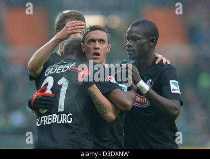 Fußball Bundesliga, 22. Spieltag, Werder Brême - SC Freiburg am 29.01.2013 im Weser Stadion à Brême. Die Freiburger Karim Guede vorne (l), Matthias Ginter und Cedrick Makiadi (r) zum Feiern den Torchützen 0:1, Max Kruse (2.v.r.). Foto : Carmen Jaspersen - dpa (Achtung ! Hinweis zur Bildnutzung ! Die DFL erlaubt die von Weiterverwertung 15 maximale - Photos (1 Sequenzbilder und keine Fotostrecken) während des Spiels (einschließlich Halbzeit) aus dem Stadion und/oder vom Spiel Im Internet und dans Online-Medien. Uneingeschränkt gestattet ist die Weiterleitung digitalisierter Aufnahmen bereits währ Banque D'Images