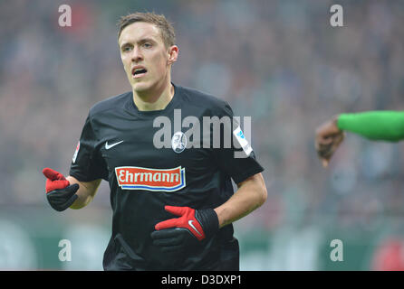 Fußball Bundesliga, 22. Spieltag, Werder Brême - SC Freiburg am 29.01.2013 im Weser Stadion à Brême. Freiburgs Max Kruse auf dem Weg zur Ecke. Foto : Carmen Jaspersen - dpa (Achtung ! Hinweis zur Bildnutzung ! Die DFL erlaubt die von Weiterverwertung 15 maximale - Photos (1 Sequenzbilder und keine Fotostrecken) während des Spiels (einschließlich Halbzeit) aus dem Stadion und/oder vom Spiel Im Internet und dans Online-Medien. Uneingeschränkt gestattet ist die Weiterleitung digitalisierter Aufnahmen bereits während des Spiels ausschließlich zur internen redaktionellen Bearbeitung (z.B. par Bilddat Banque D'Images