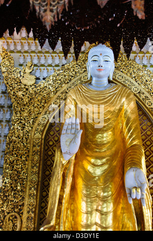 Bouddha est reconnu par les Bouddhistes en tant qu'éveillé ou enseignant éclairé qui a enseigné les gens,Temple du Bouddha birman,Penang Malaisie, Banque D'Images