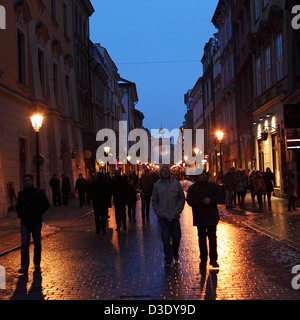 Les gens sur les rues pavées de la Vieille Ville (Stare Miasto) à Cracovie, Pologne. Banque D'Images