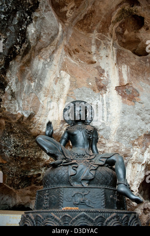 Krabi, Thaïlande, Bouddha assis droit dans la cave temple Wat Tham Suea Banque D'Images