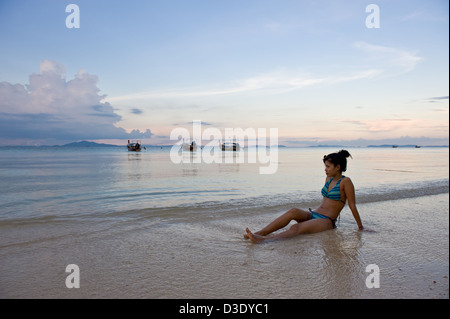 Phi Phi l'Islande, la Thaïlande, une femme dans un bikini profitant de la soirée à la plage Banque D'Images