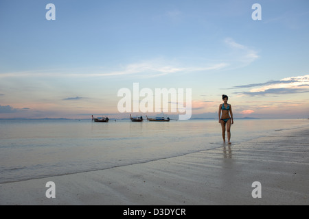 Phi Phi l'Islande, la Thaïlande, une femme en bikini sur la plage à pied dans la nuit Banque D'Images